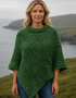 Aran Merinowoll-Poncho mit Rundhalsausschnitt | Himbeere – Premium-Strickwaren mit Tradition