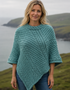 Aran Merinowoll-Poncho mit Rundhalsausschnitt | Himbeere – Premium-Strickwaren mit Tradition