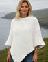 Aran Merinowoll-Poncho mit Rundhalsausschnitt | Himbeere – Premium-Strickwaren mit Tradition