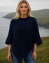 Aran Merinowoll-Poncho mit Rundhalsausschnitt | Himbeere – Premium-Strickwaren mit Tradition