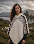Aran-Poncho mit Zopfmuster und V-Ausschnitt | Aqua - Abverkauf