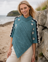 Aran-Poncho mit Zopfmuster und V-Ausschnitt | Aqua - Abverkauf