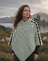 Aran-Poncho mit Zopfmuster und V-Ausschnitt | Aqua - Abverkauf