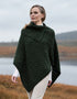 Aran Tipperary Cowl-Neck-Poncho – grüner Merino-Wollstrick mit Zopfmuster
