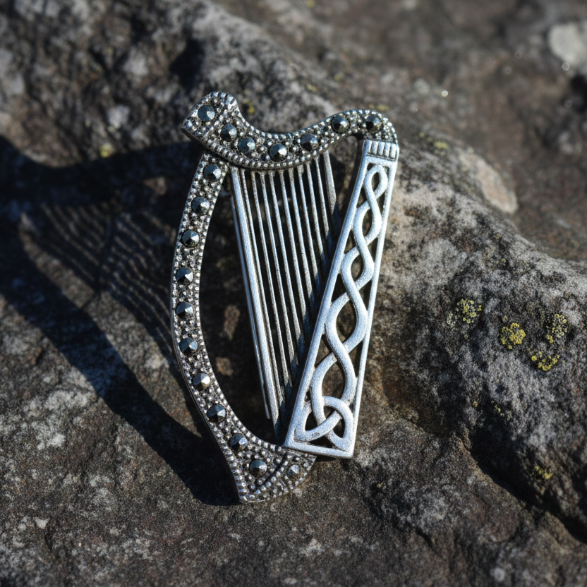 Broche harpe en marcassite argentée