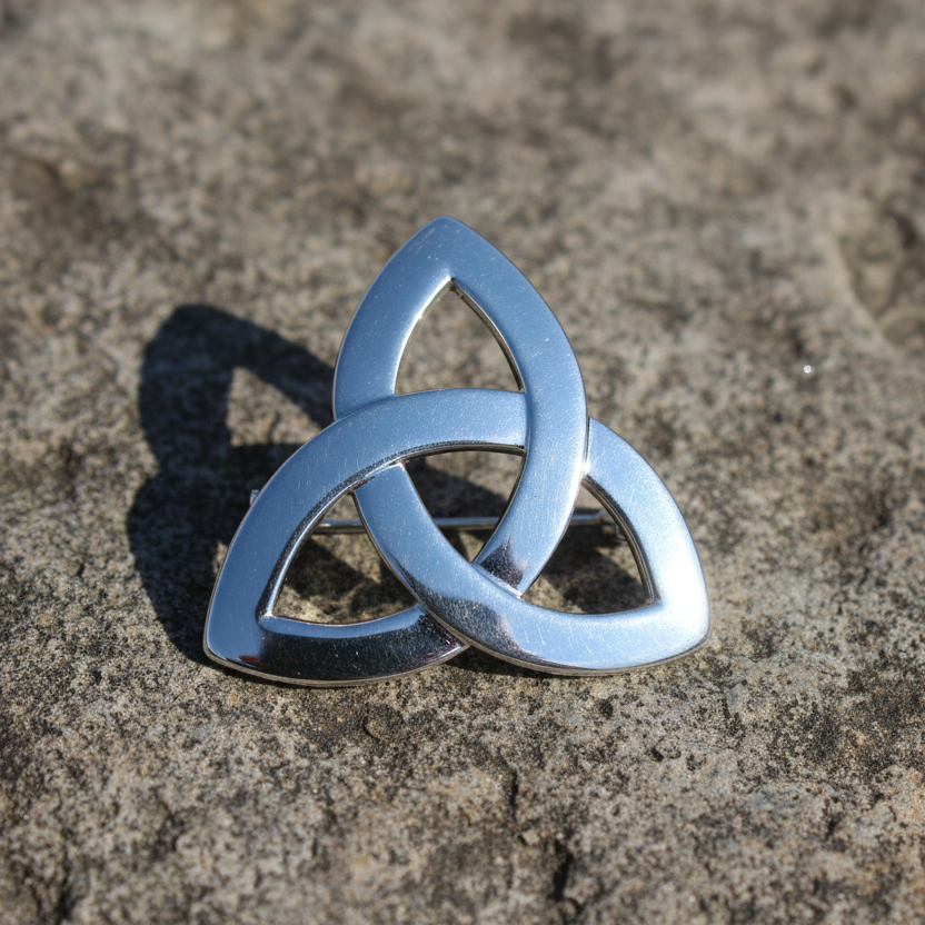 Broche nœud de la Trinité Solvar plaquée rhodium