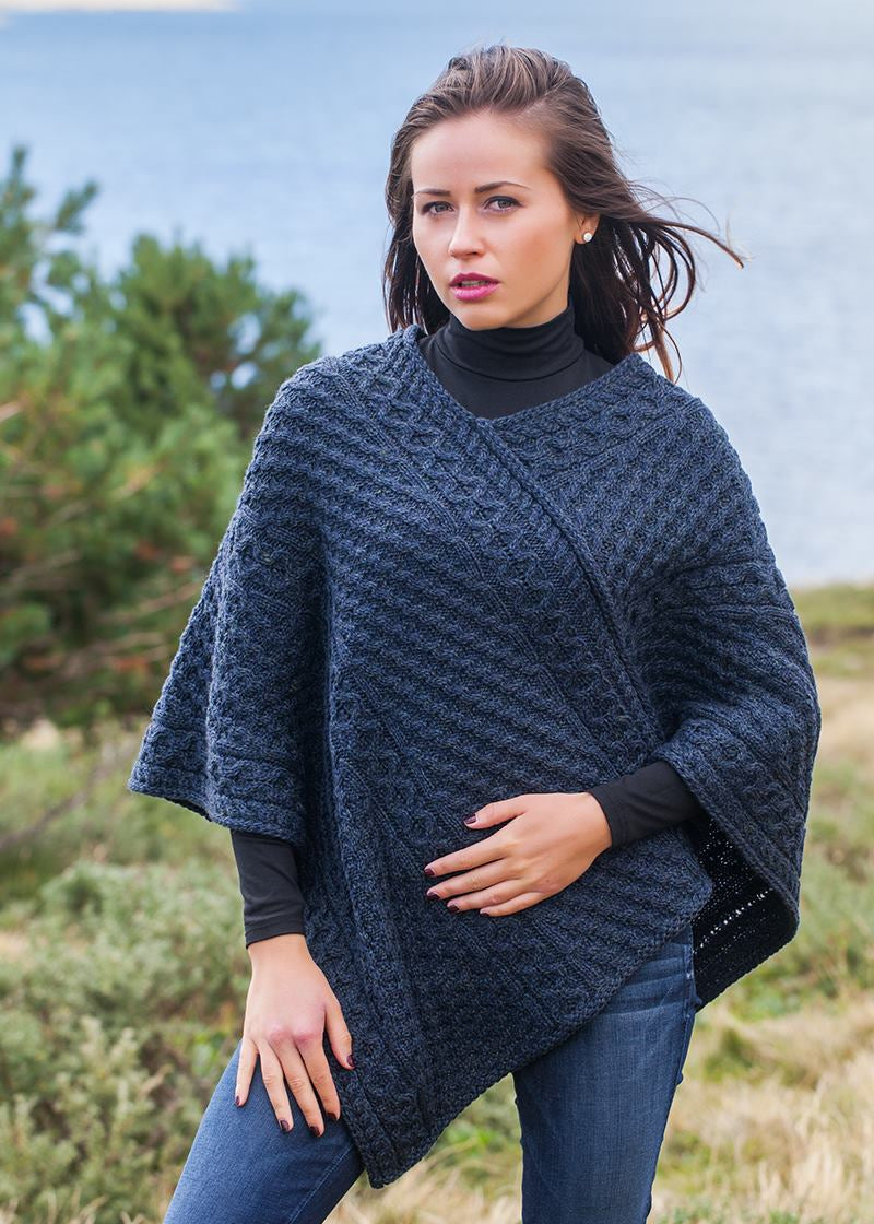 Aran Merino Wool V Poncho | Black watch 