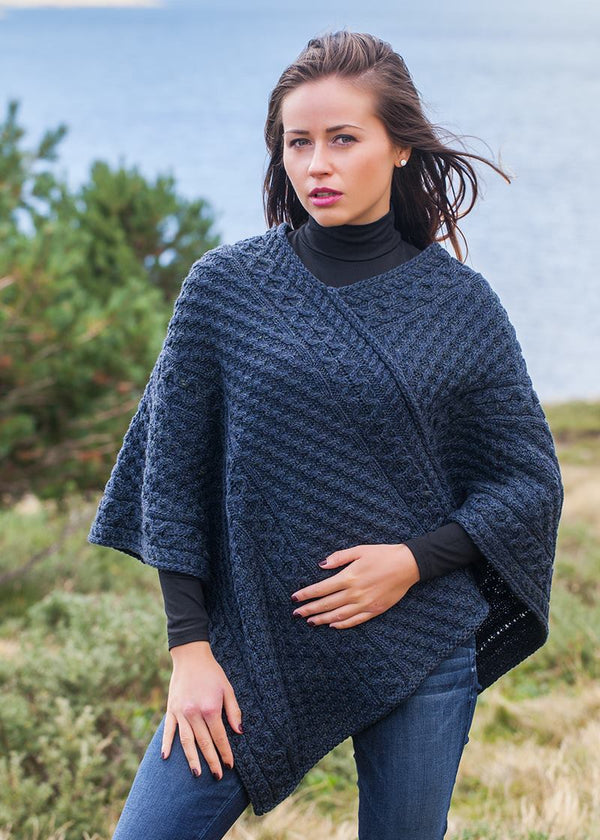 Aran Merino Wool V Poncho | Black watch 