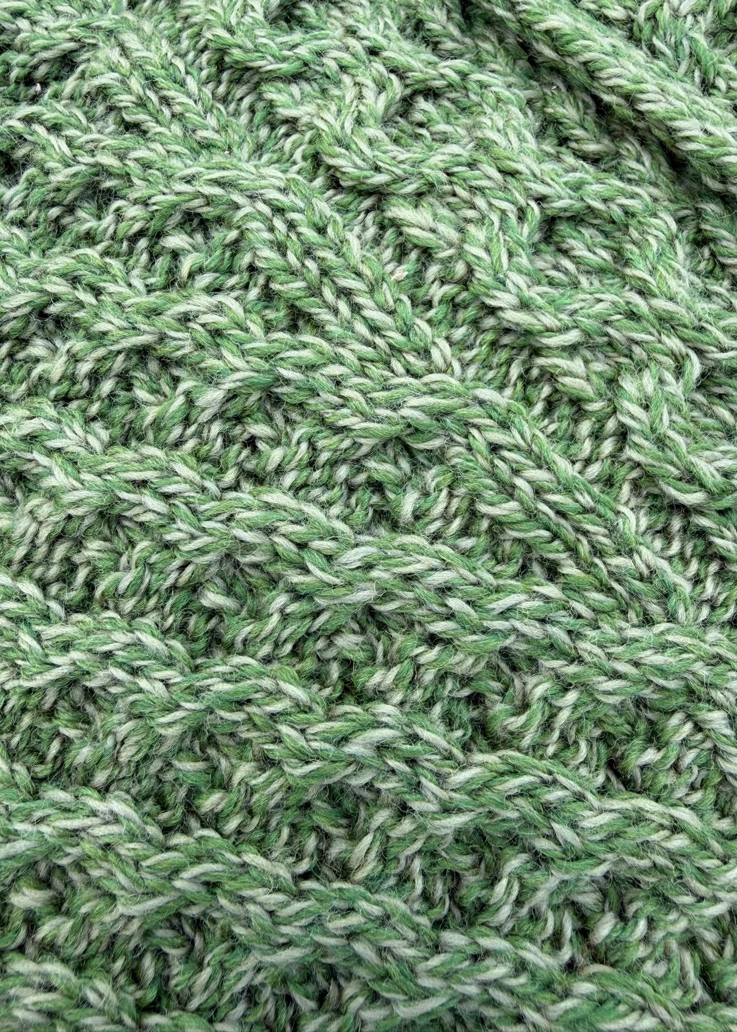 Aran Merinowoll-Poncho mit Rundhalsausschnitt | Himbeere – Premium-Strickwaren mit Tradition