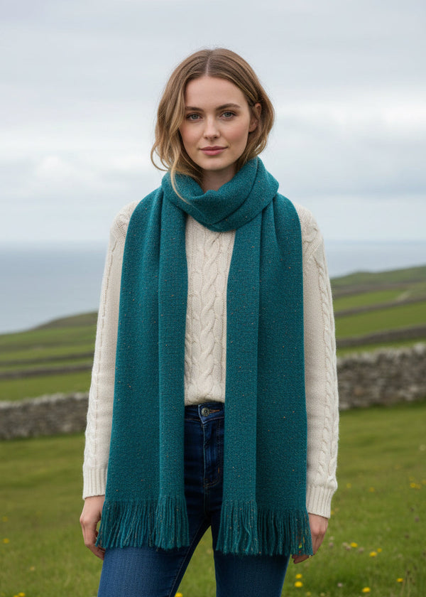 Écharpe Mucros Islander rouge anthracite | Authentique tricot irlandais Aran | Fabriqué en Irlande