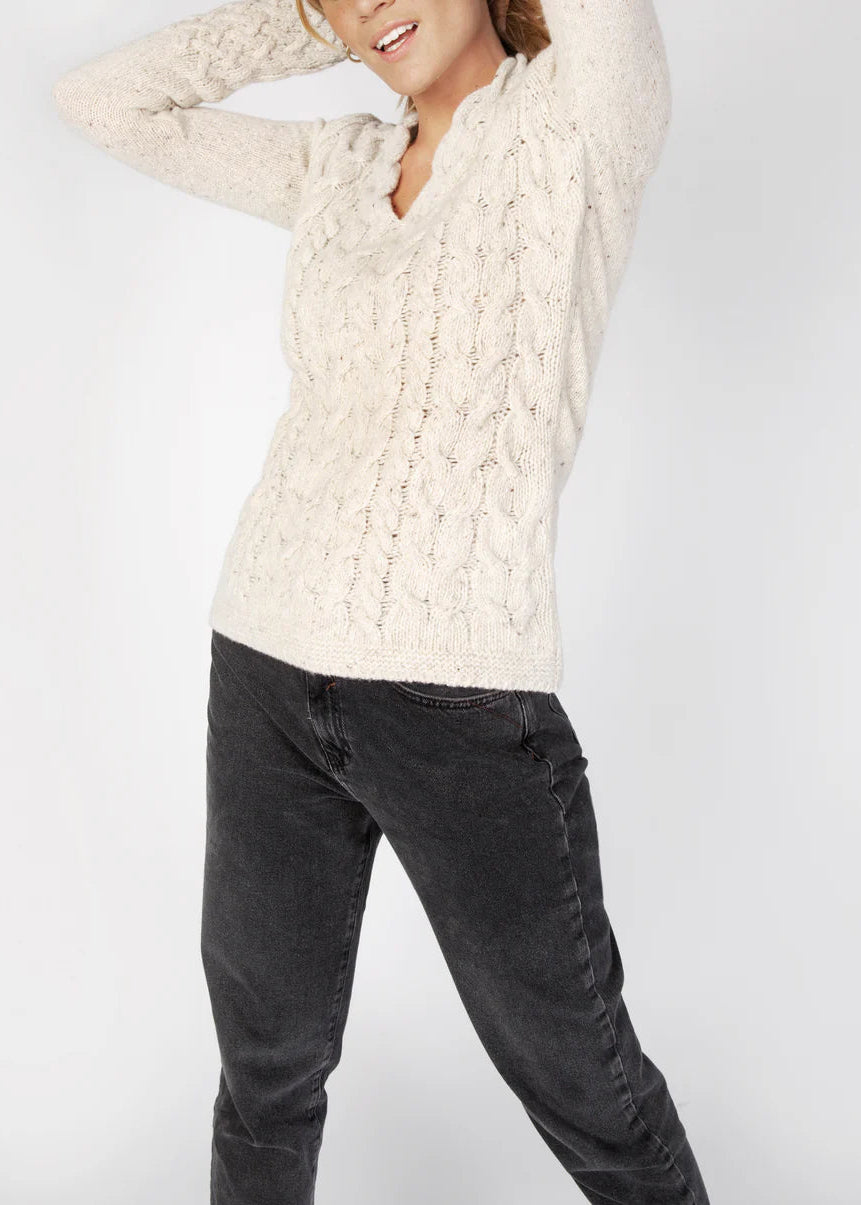 IrelandsEye Horseshoe Cable V Neck | Chalkstone