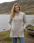 Aran-plattiertes Jakobsmuschel-Jacket | Stein