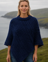 Aran Merinowoll-Poncho mit Rundhalsausschnitt | Himbeere – Premium-Strickwaren mit Tradition