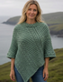 Aran Merinowoll-Poncho mit Rundhalsausschnitt | Himbeere – Premium-Strickwaren mit Tradition