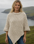 Aran Merinowoll-Poncho mit Rundhalsausschnitt | Himbeere – Premium-Strickwaren mit Tradition
