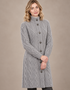 Manteau signature en maille torsadée Aran | Gris doux | 100 % laine mérinos | Fabriqué en Irlande