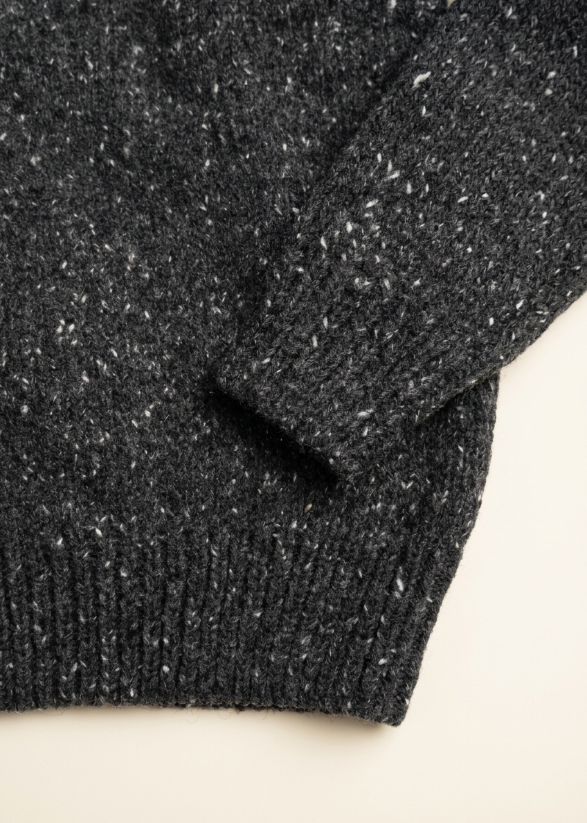 Hem, cuff and knitting detail
