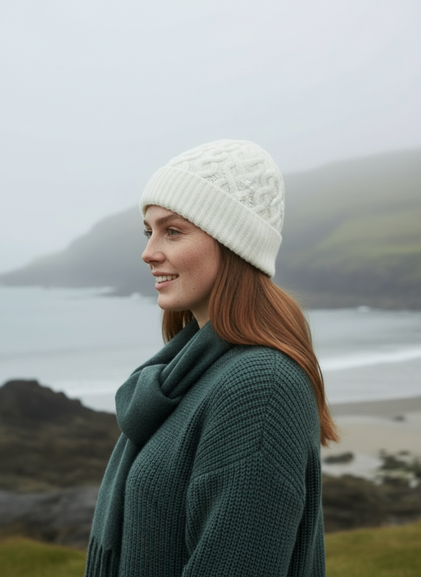 Bonnet Femme En Laine Mérinos - Motif Cœur Et Points Aran Irlandais - 100% Laine Douce - Style Traditionnel élégant