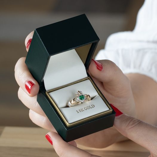 Solvar 14K Diamond Emerald Claddagh Ring s21030